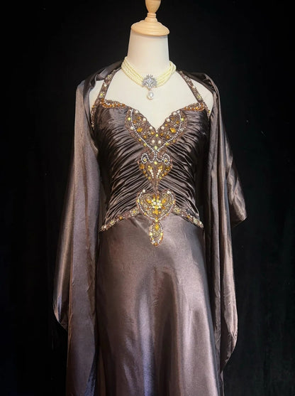 Vintage Ballkleider A-Linie Neckholder Braun Ärmellos Satin Mit Cape Perlenbesatz 1980er Jahre Langes Abendkleid N2864