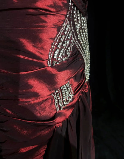 Glamour Meerjungfrau Abendkleider Trägerlos Burgund Mit Perlen Abendgarderobe N3834