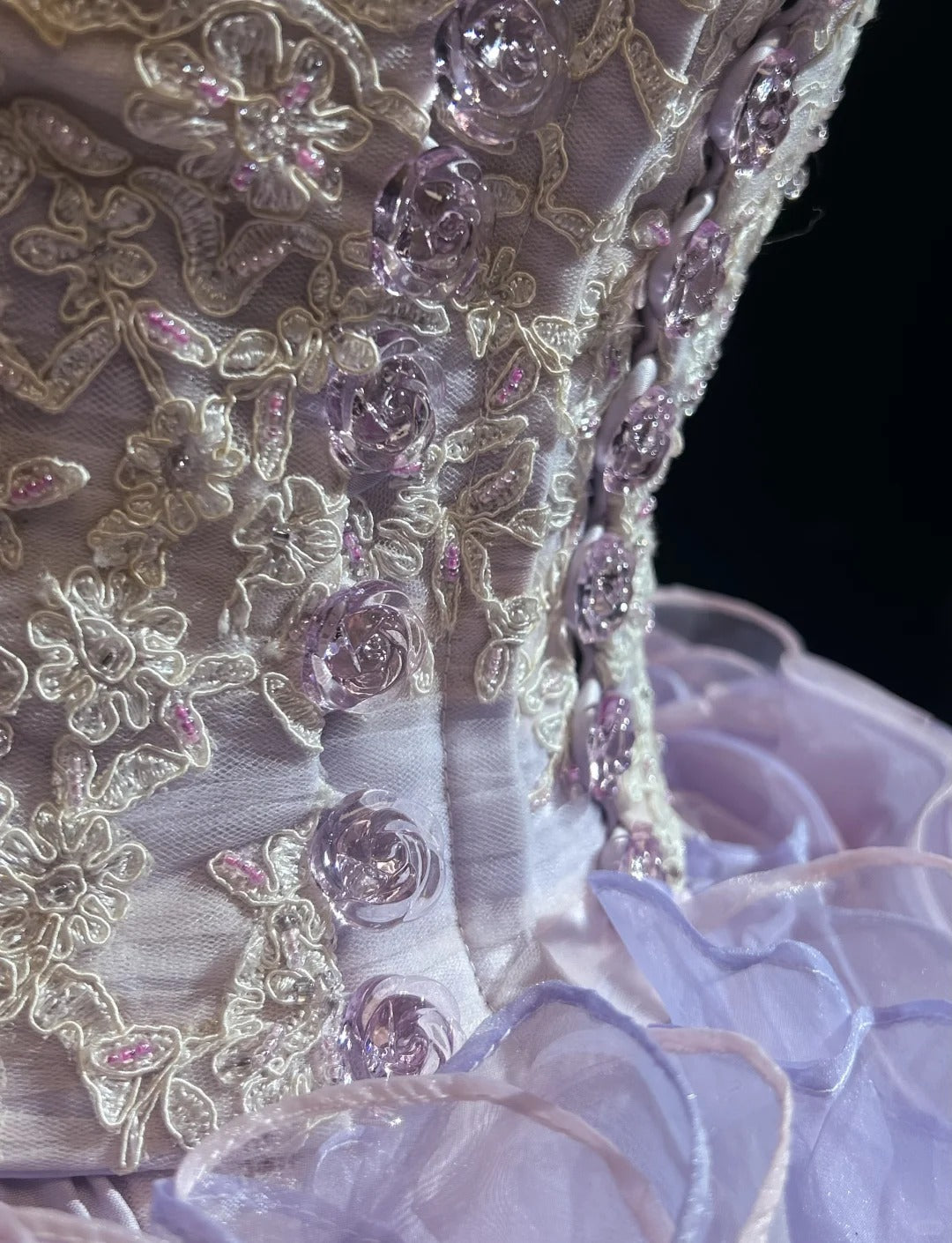 Bescheidene Ballkleider für den Abschlussball, trägerlos, lila Organza mit Stufenlagen, langes Quinceañera-Kleid N3128