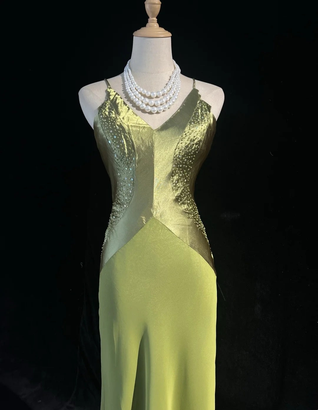 Robes de bal modestes Haut Bas Bretelles Fines Satin Vert Longues Tenues de Soirée N3472