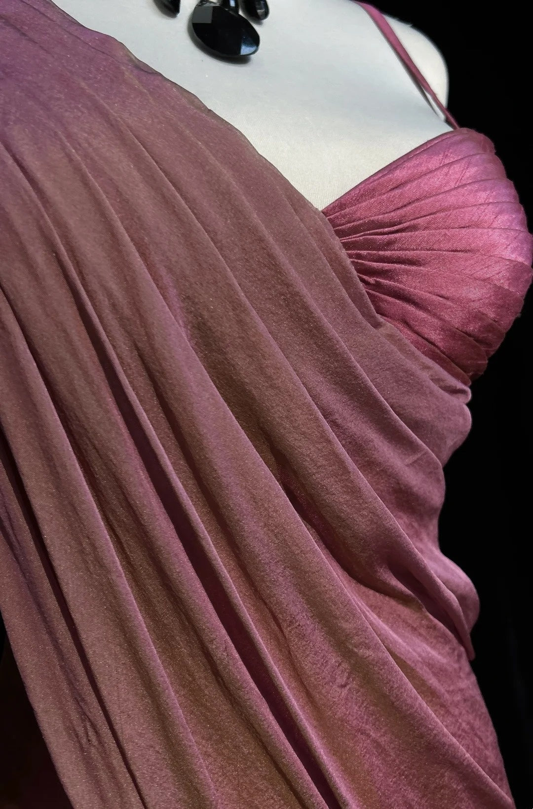 Vintage Abschlussballkleider 1960er Meerjungfrau Asymmetrische Träger Chiffon Rosa Mit Rüschen Langes Ballkleid N3095