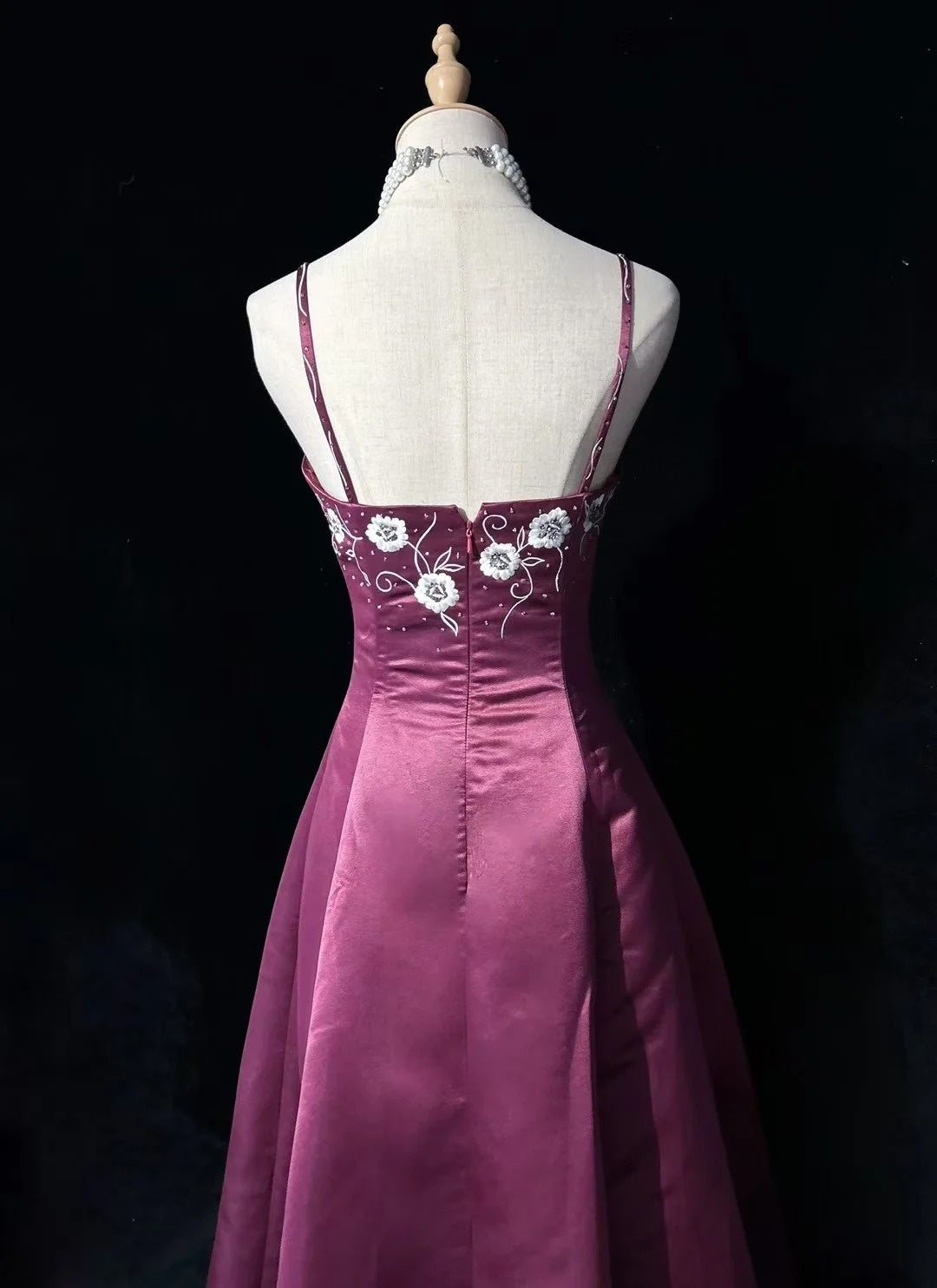 Vintage Ballkleider Abschlussballkleid Spaghettiträger Lila Satin mit Perlenstickerei 1950er Langes Abendkleid N2593