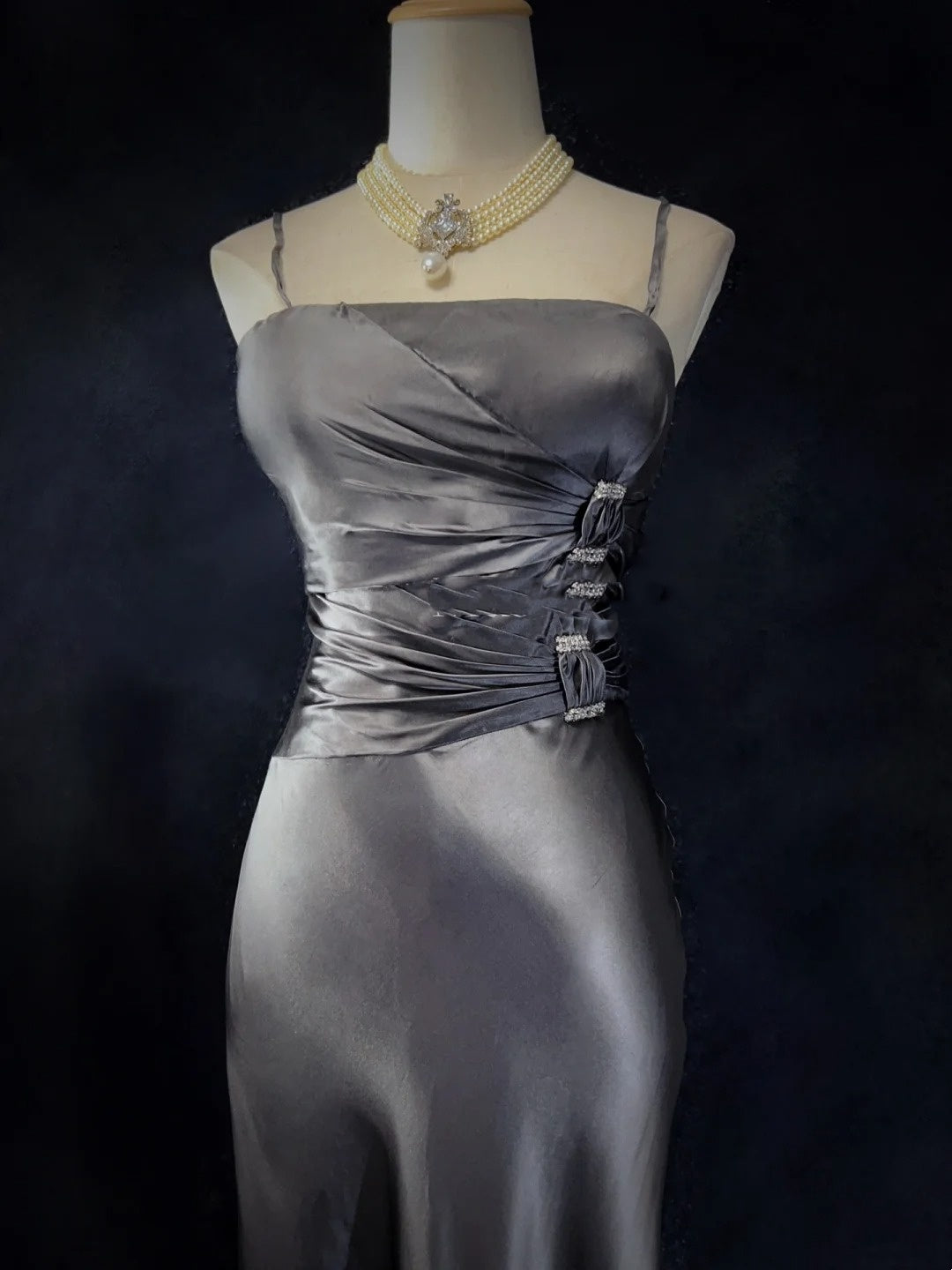 Robes de bal modestes Robes de soirée sirène en satin gris à bretelles spaghetti N3471