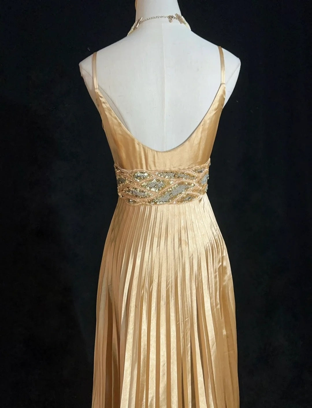 Elegante Abschlussballkleider A-Linie Spaghettiträger Gold Satin mit Rüschen Perlenbesatz Langes Abendkleid N2900