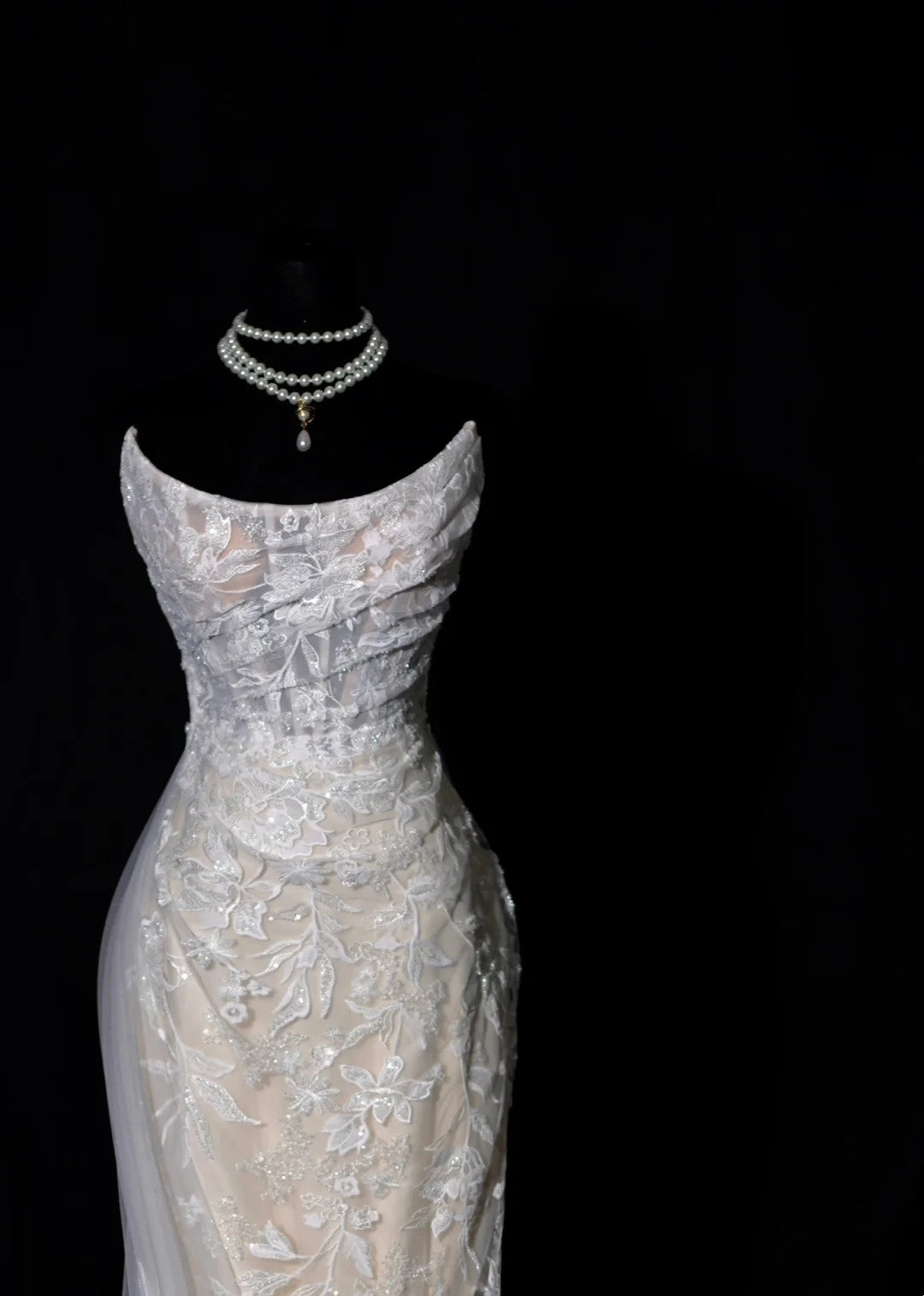 Chic Long Wedding Dresses White Mermaid Strapless Lace Long Wedding Dress For Brides Fitted With Train Bridal Gowns AB2476