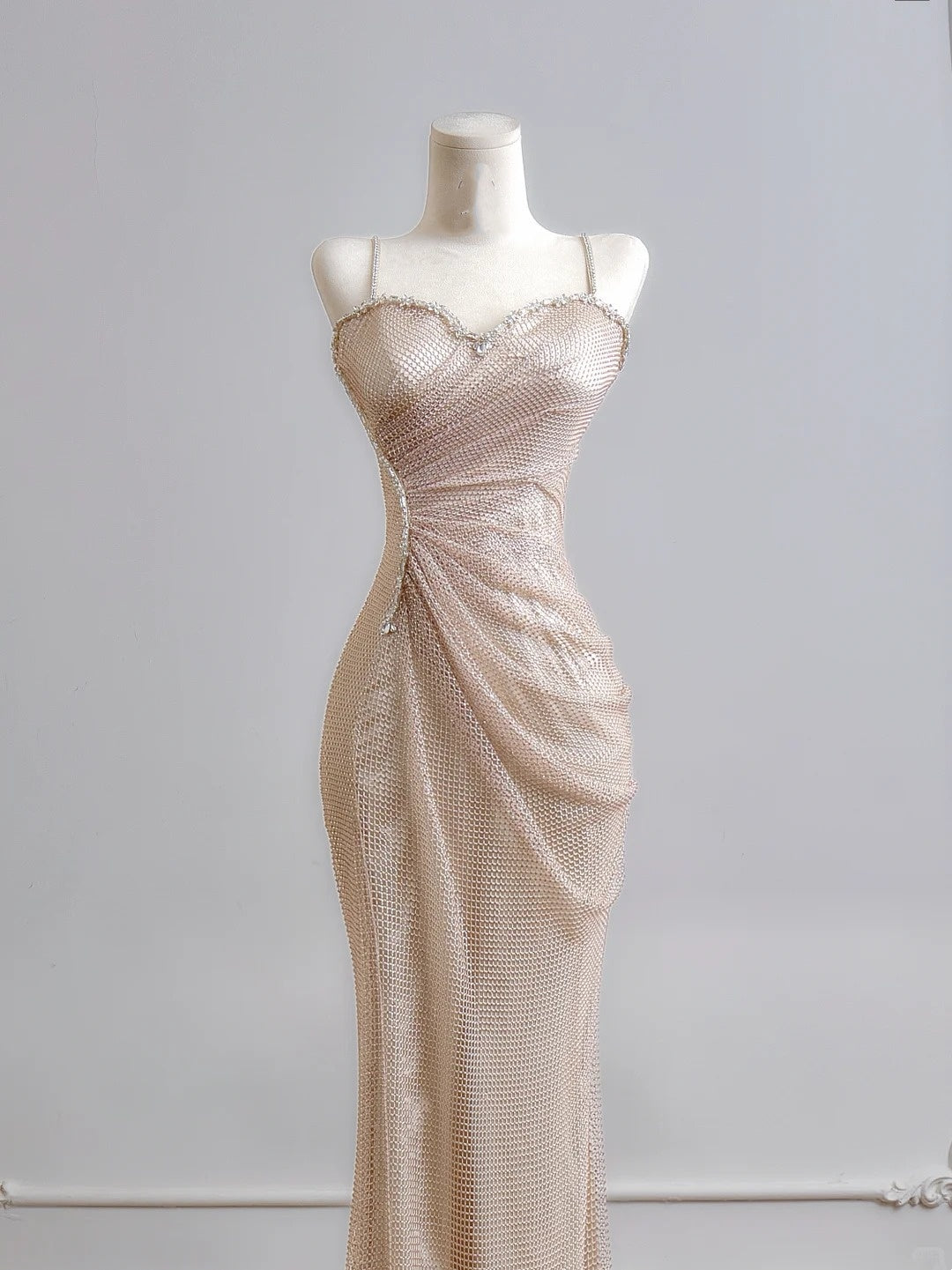 Robe de bal longue sirène à fines bretelles et sequins champagne, style modeste, idéale pour un 18e anniversaire ou une soirée élégante (N385)