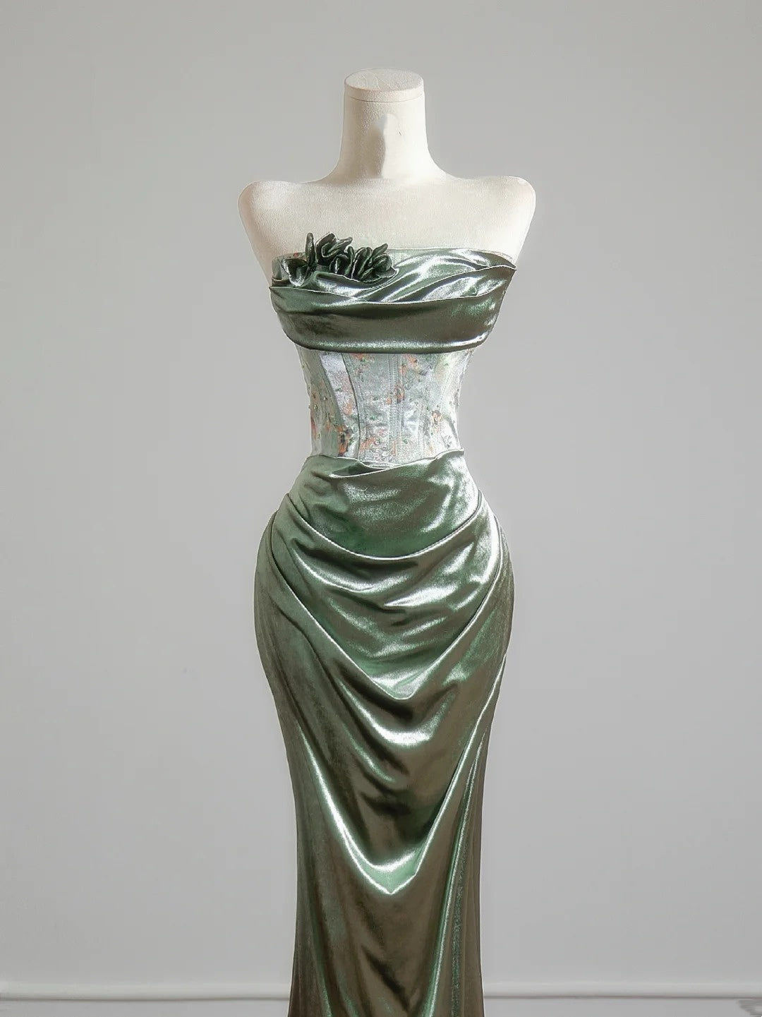 Romantisches, trägerloses Meerjungfrauen-Abendkleid in Salbeigrün mit Rüschen – ein beeindruckendes Outfit für den 18. Geburtstag (Partykleid N397)