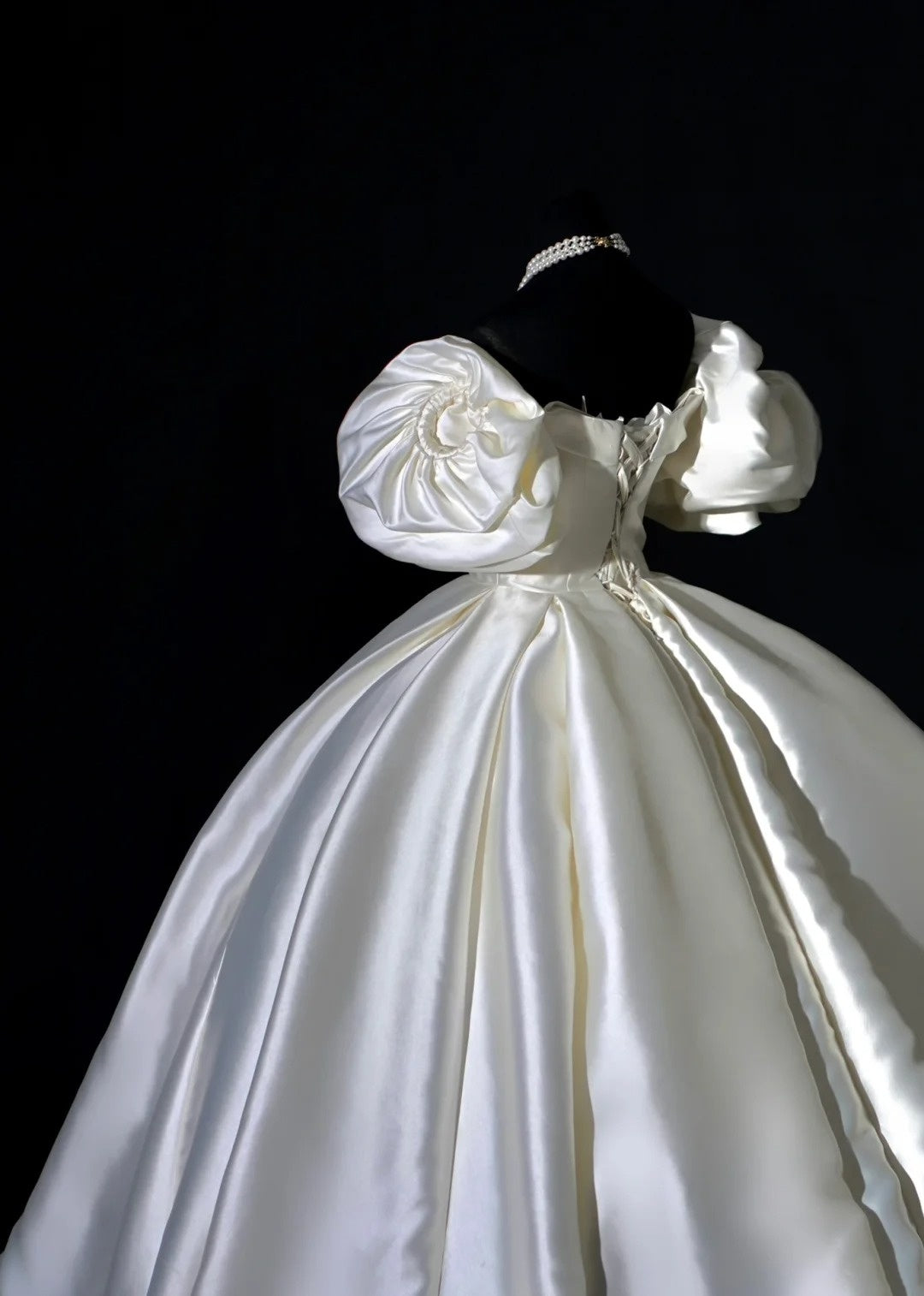 Schlichtes Brautkleid, Ballkleid, schulterfrei, kurze Ärmel, Satin, plissiert, figurbetontes langes Brautkleid AB2532