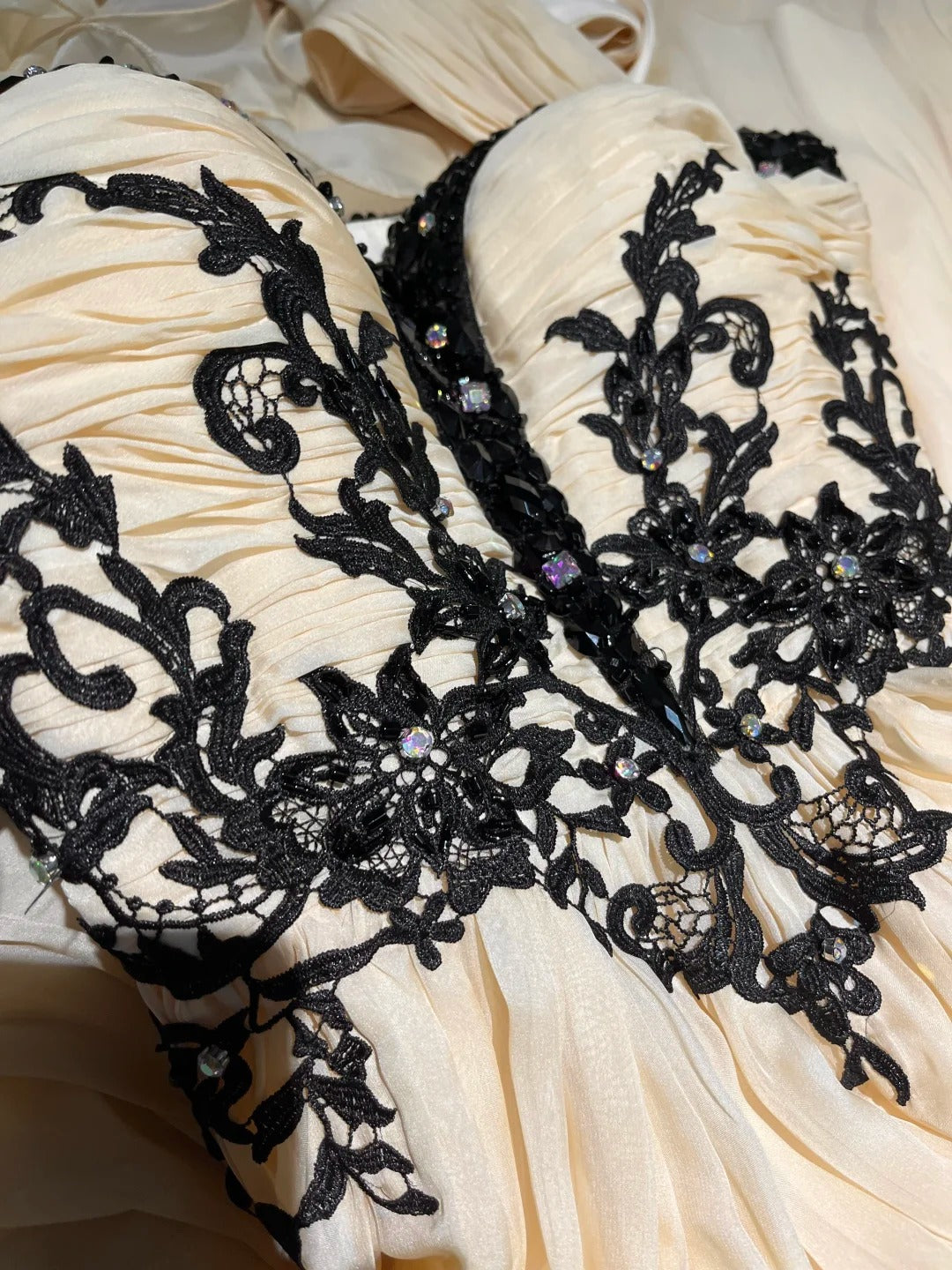 Robe de soirée longue trapèze vintage avec décolleté en cœur, champagne et appliques noires, pour bal de promo, fête d'anniversaire, remise de diplôme N2838
