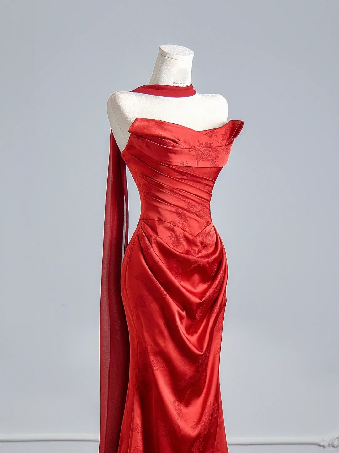 Robe de bal sirène flatteuse sans bretelles en satin rouge avec foulard, robe de soirée longue, robe de fête d'anniversaire formelle N383