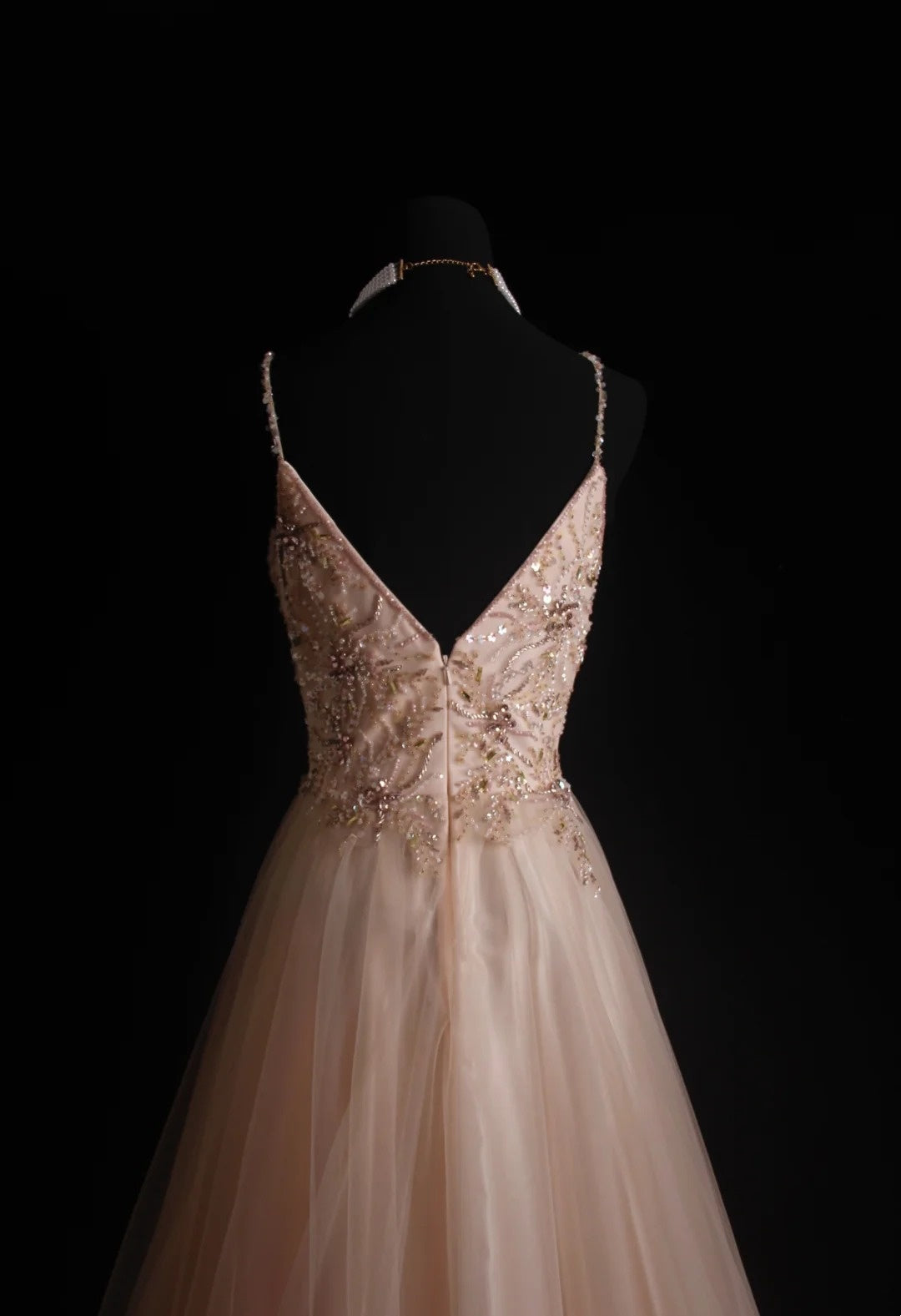 Robe de bal longue en tulle rose poudré à fines bretelles, coupe trapèze, style rétro années 90. Inspiration pour une tenue de 18 ans ou une robe de soirée (N490).