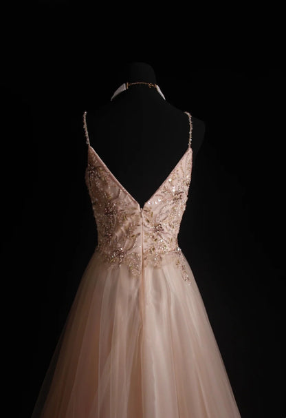 Robe de bal longue en tulle rose poudré à fines bretelles, coupe trapèze, style rétro années 90. Inspiration pour une tenue de 18 ans ou une robe de soirée (N490).