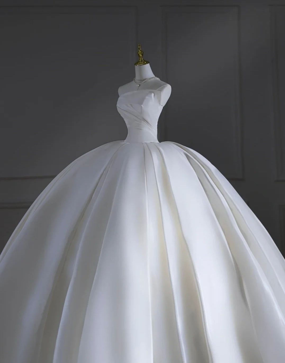 Robe de mariée intemporelle, robe de bal bustier en satin plissé, robe de mariée longue cintrée avec traîne, AB2528