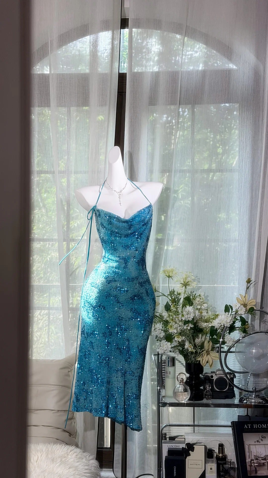 Klassisches Meerjungfrau-Neckholder-Kleid in Blau mit Pailletten und Perlen, mittellang, Teelänge, für den Abschlussball, Inspo, formelle Outfits RB4509
