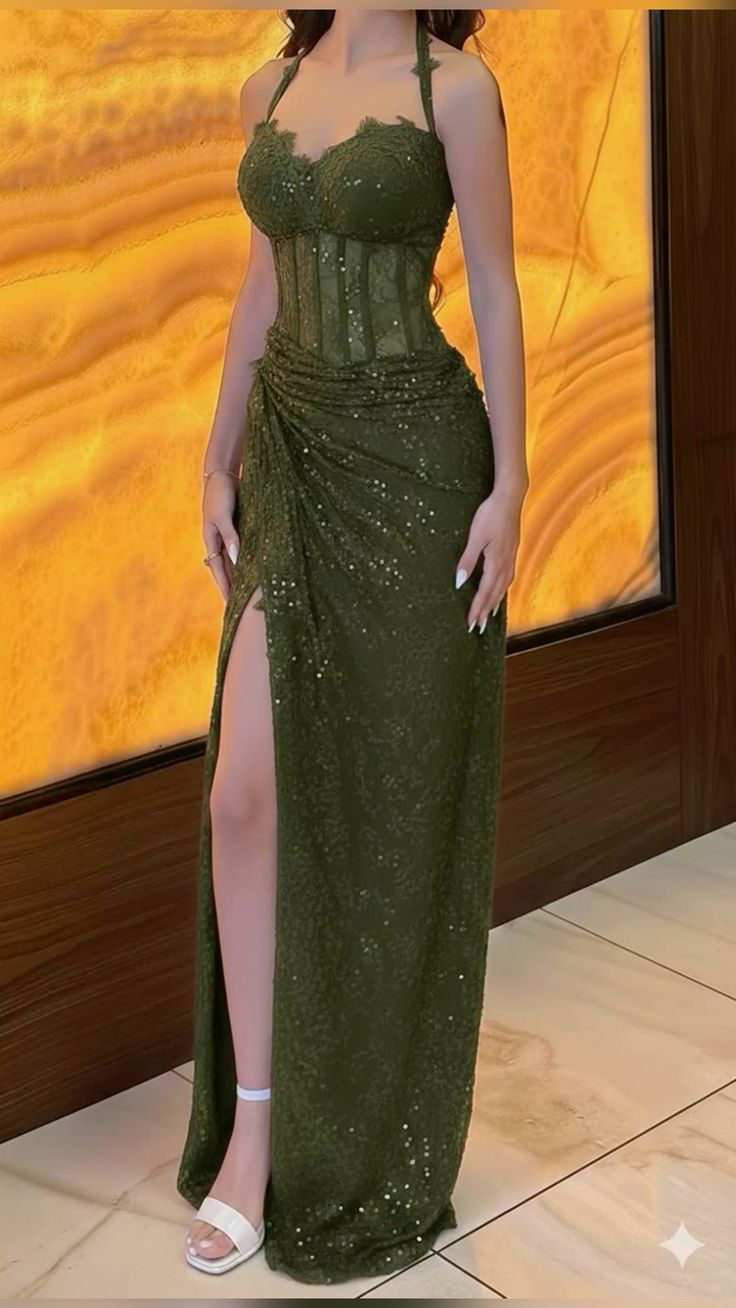 Robe de bal longue sirène sexy en dentelle bordeaux à col halter et fente, avec plis, modèle N351