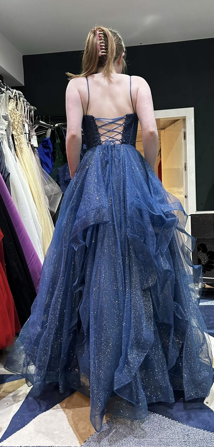 Einzigartiges Ballkleid mit Spaghettiträgern, Tülllagen, langes Abendkleid, formelle Inspiration, AB701