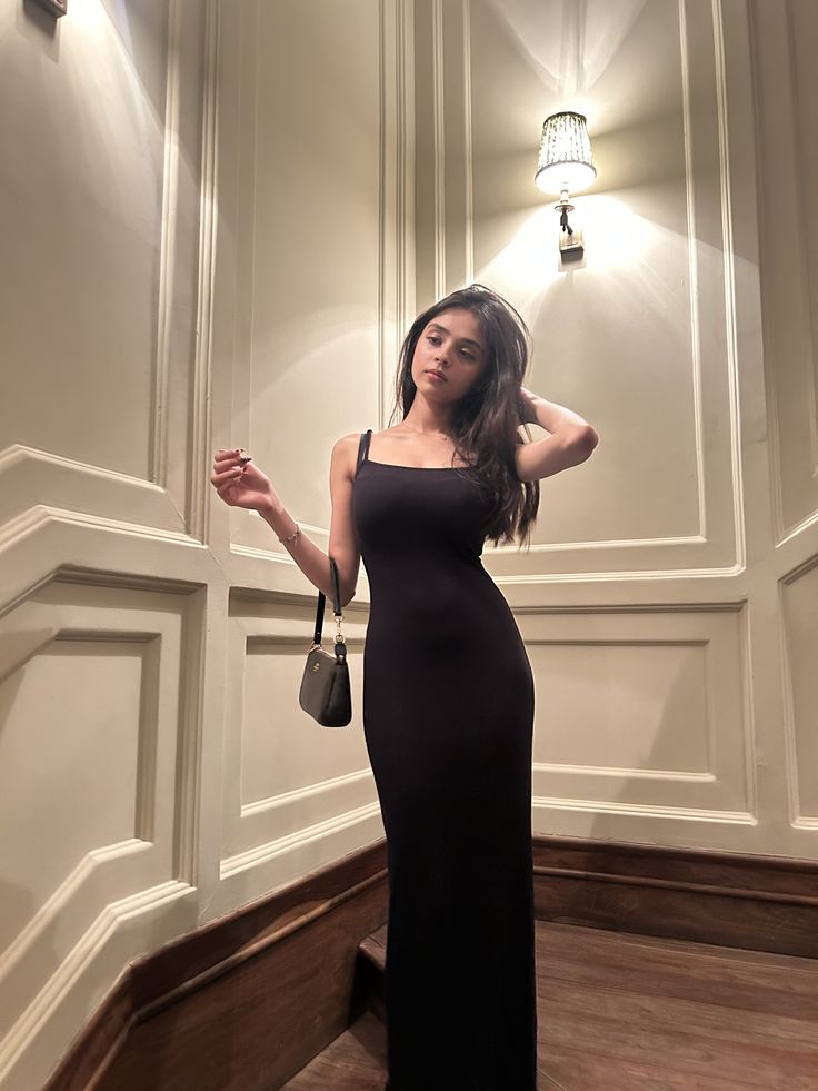 Robe de bal longue noire élégante à fines bretelles spaghetti, sans manches, pour un 18e anniversaire (AB2400)