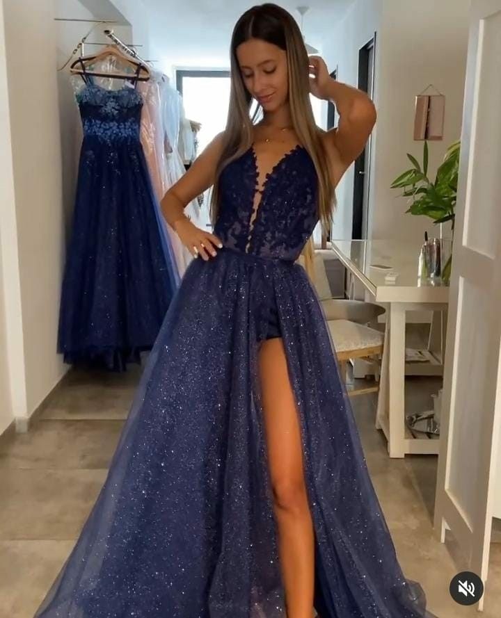 A-Linien-Abendkleid aus Tüll mit V-Ausschnitt, Spaghettiträgern und bodenlangem Schnitt, appliziertem Glitzer und Schlitz links AB913