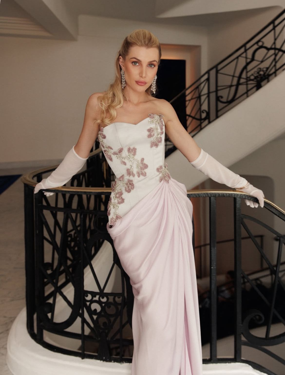 Magnifique robe de bal longue rose sirène à décolleté cœur et sequins, ornée de gants. Inspiration tenue de soirée N247