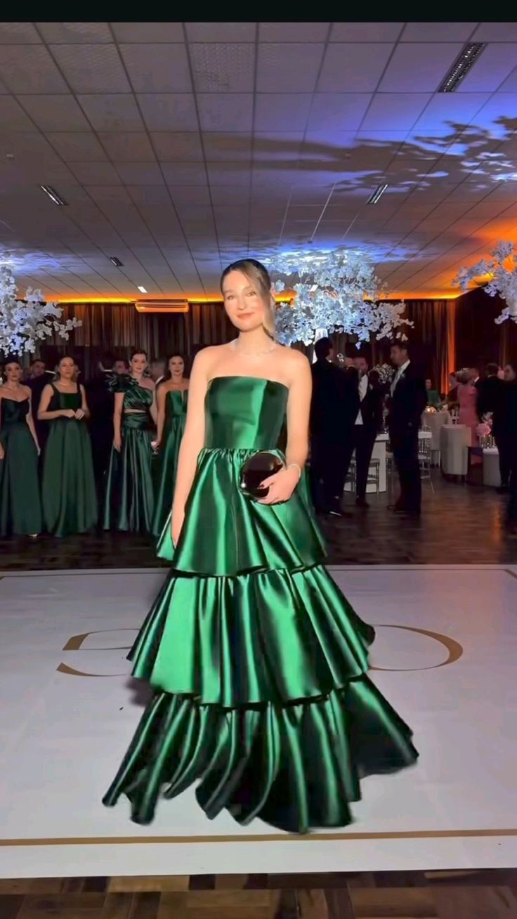 Sexy Ballkleid, trägerlos, smaragdgrün, Rüschen, mehrlagig, langes Abendkleid aus Satin, formelles Partykleid AB381