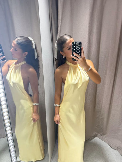 Schlichtes, langes, rückenfreies Meerjungfrauen-Halterkleid aus gelbem, seidigem Satin, ideal für festliche Anlässe wie Abschlussball oder Dinnerpartys. AB2031