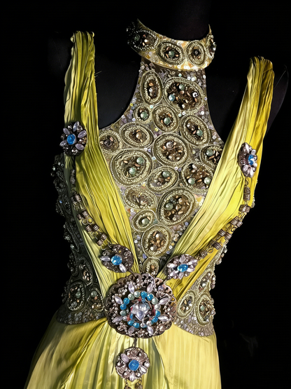 Robe de bal longue en satin vert, coupe trapèze, col montant et corsage orné de perles, idéale pour les jeunes filles (N1192).