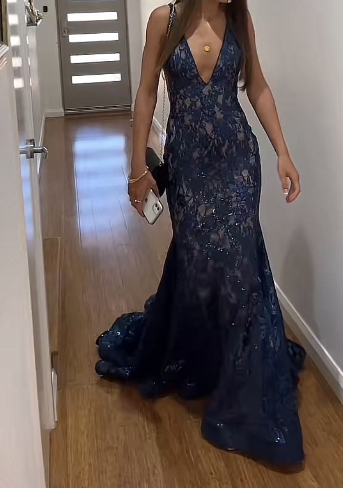Meerjungfrauen-Abendkleid mit tiefem V-Ausschnitt, breiten Trägern, bodenlang, mit Pailletten und Häkelblumen verziert, AB708