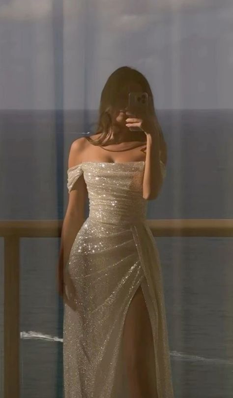 Beige schulterfreies, langes Pailletten-Abendkleid im Meerjungfrauenstil mit Schlitz, elegantes Abendkleid AB651