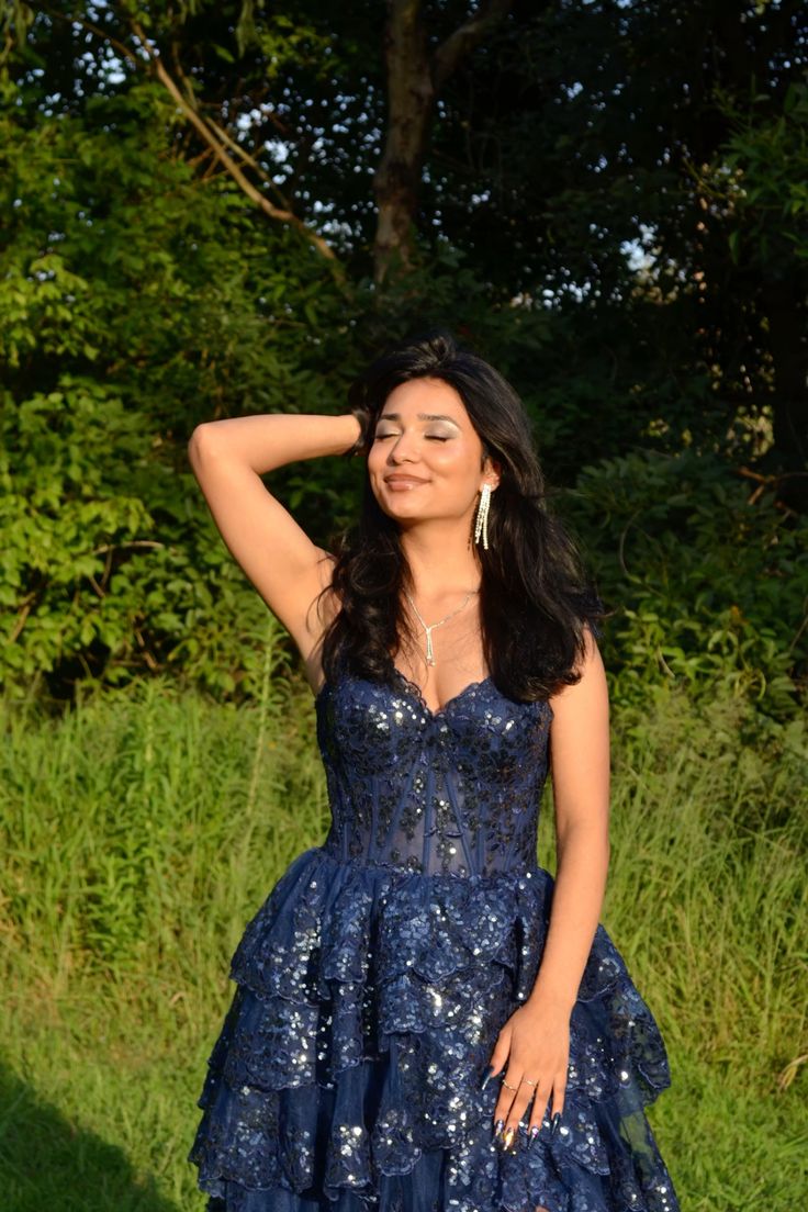 Besonderes Ballkleid mit herzförmigem Ausschnitt, Trägern, dunkelblauer Spitze, hohem Schlitz, ärmellos, langes Abiballkleid, Inspiration Abiballkleid AB1031