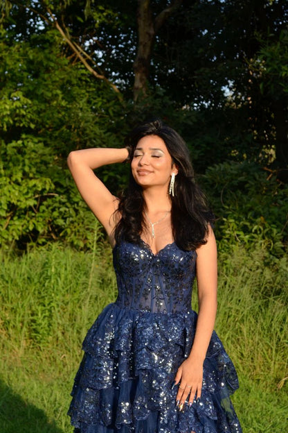Besonderes Ballkleid mit herzförmigem Ausschnitt, Trägern, dunkelblauer Spitze, hohem Schlitz, ärmellos, langes Abiballkleid, Inspiration Abiballkleid AB1031