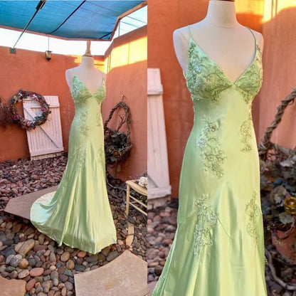 Hübsches Meerjungfrauen-Abendkleid mit V-Ausschnitt, grünem Satin, rückenfrei, mit Perlen verziert, AB957