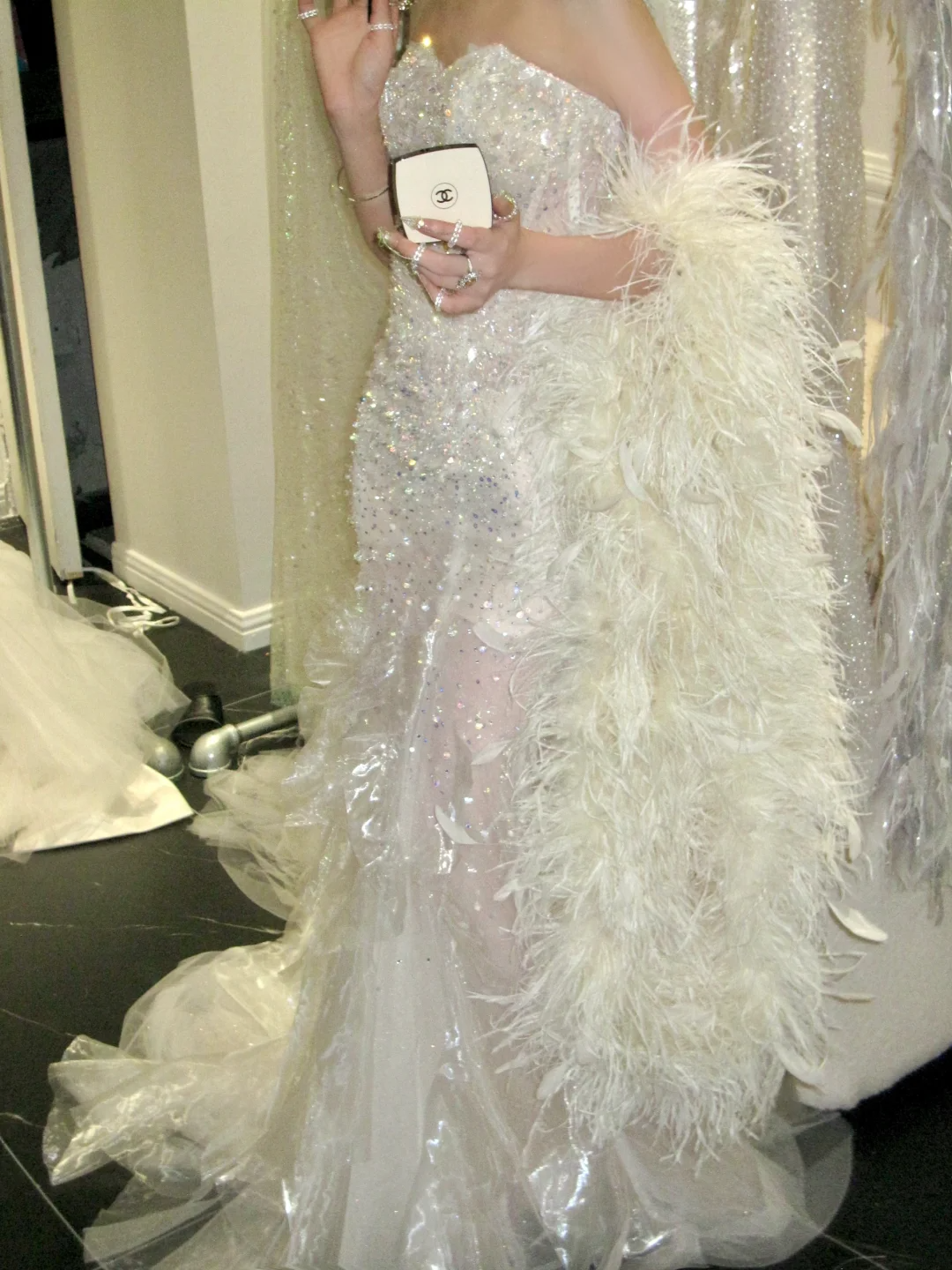 Robe de mariée sirène luxueuse avec bustier orné de cristaux et de perles, robe de mariée argentée à sequins, coupe ajustée, référence N076