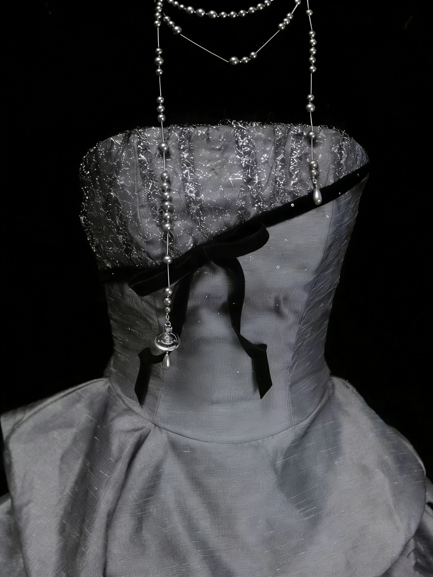 Süßes Ballkleid Trägerlos Grau Satin Mit Stufenrock Rüschen Lange Abendkleider Abschlussballkleider N2235