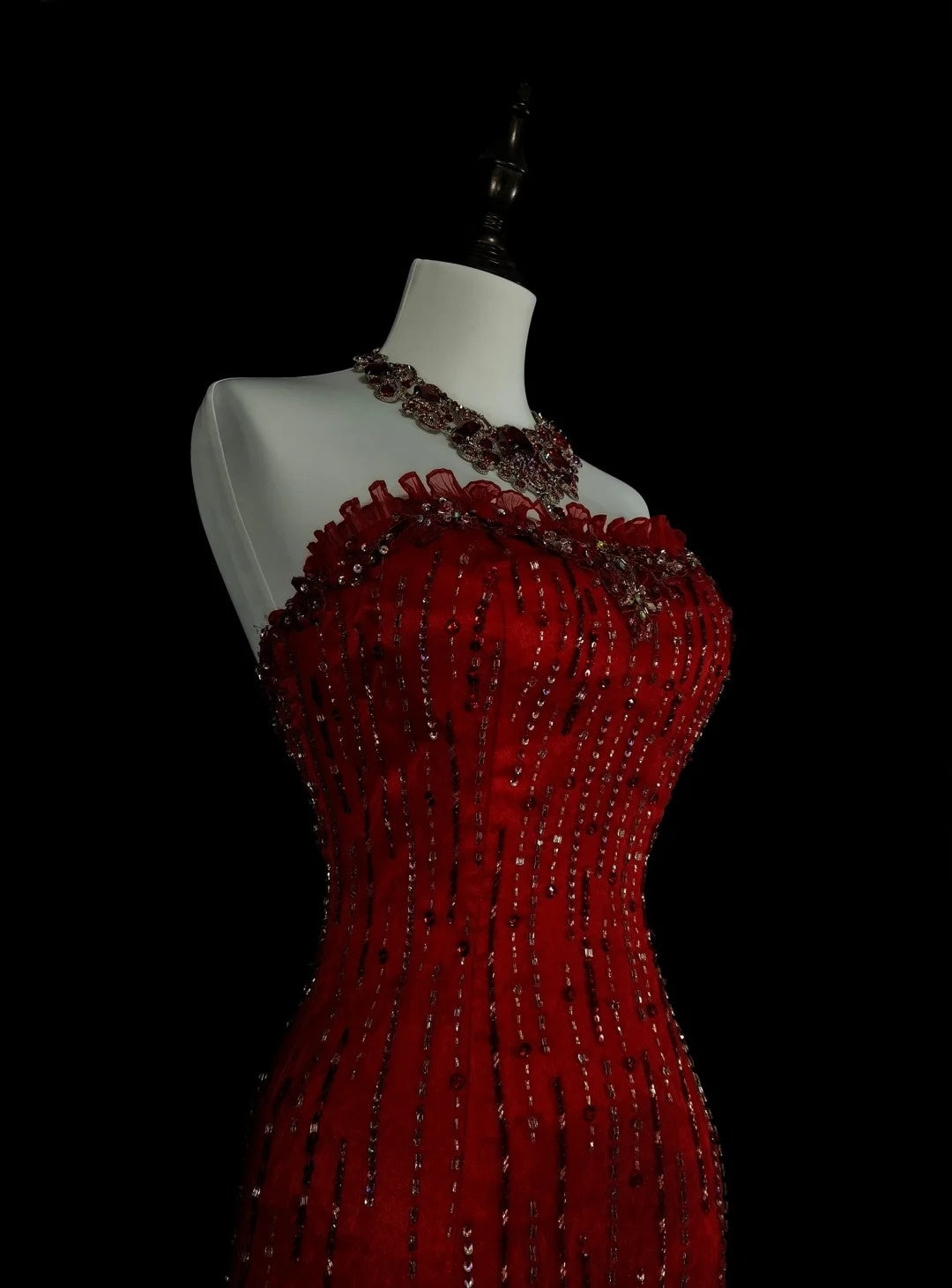 Robe de bal longue rouge sirène bustier vintage années 2000 avec perles argentées N1356