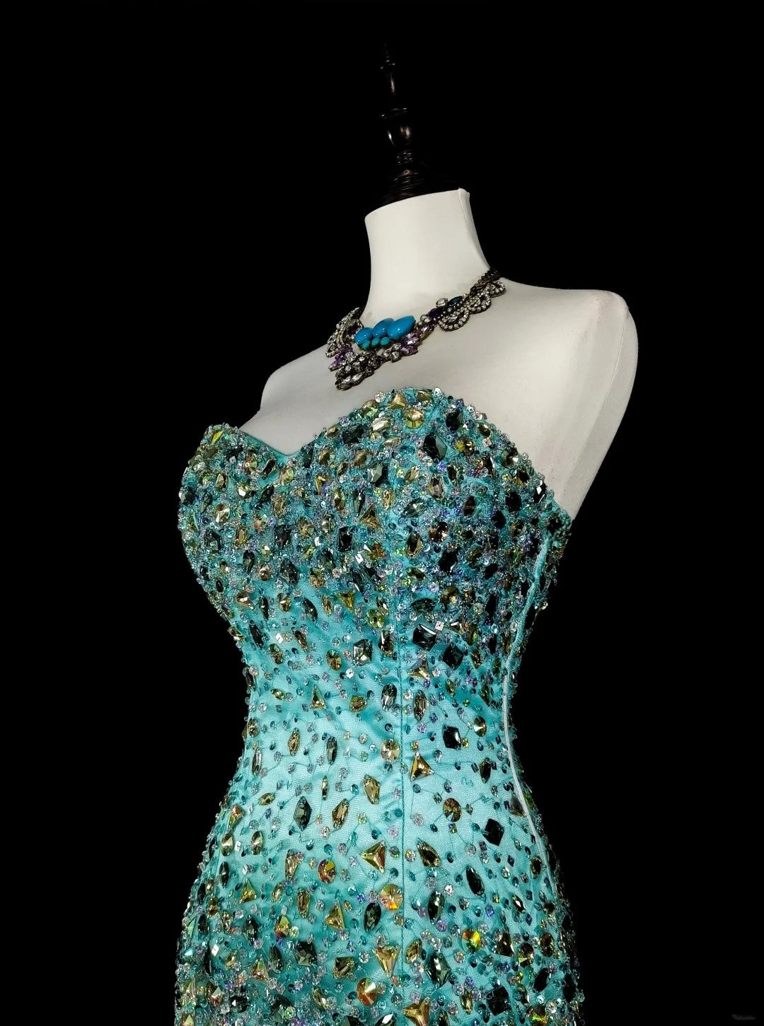 Vintage Meerjungfrauen-Abendkleid aus den 1960er Jahren, blau mit Kristallverzierungen, ärmellos, lang, elegant, mit Herzausschnitt, N1592