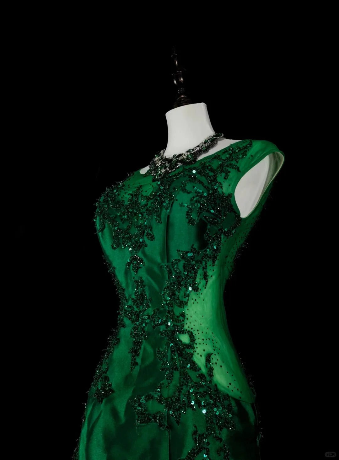 Robes de bal vintage sirène col dégagé vert foncé satiné avec perles robe longue de soirée années 1980 N2705