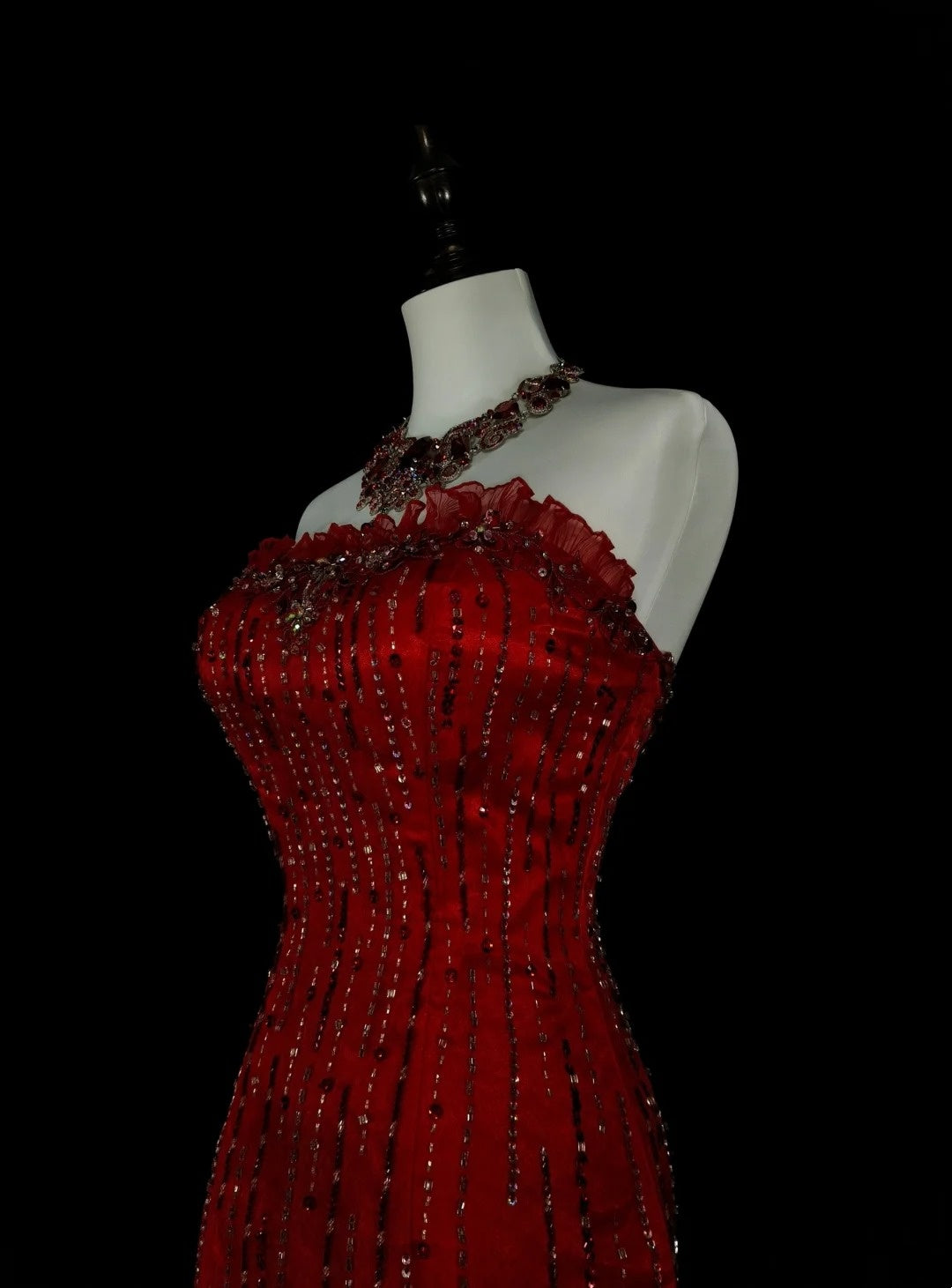 Robe de bal longue rouge sirène bustier vintage années 2000 avec perles argentées N1356