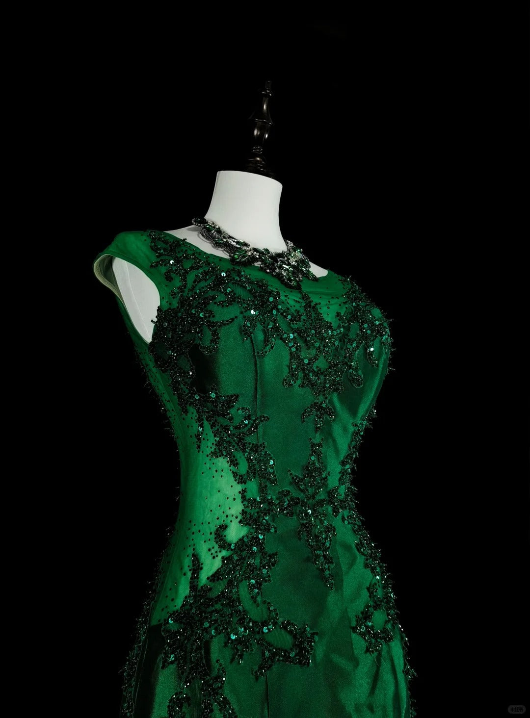 Robes de bal vintage sirène col dégagé vert foncé satiné avec perles robe longue de soirée années 1980 N2705