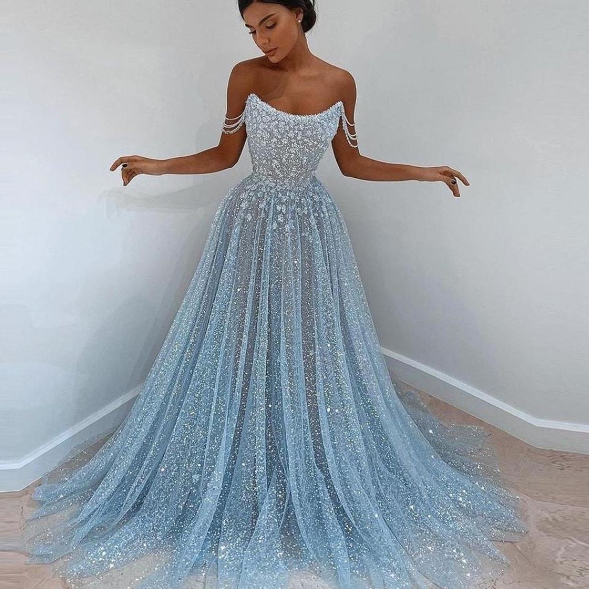 Hellblaues, schulterfreies, langes Pailletten-Abendkleid AB929
