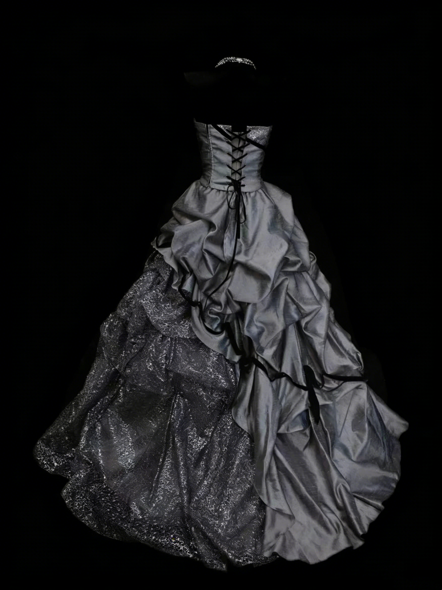 Süßes Ballkleid Trägerlos Grau Satin Mit Stufenrock Rüschen Lange Abendkleider Abschlussballkleider N2235