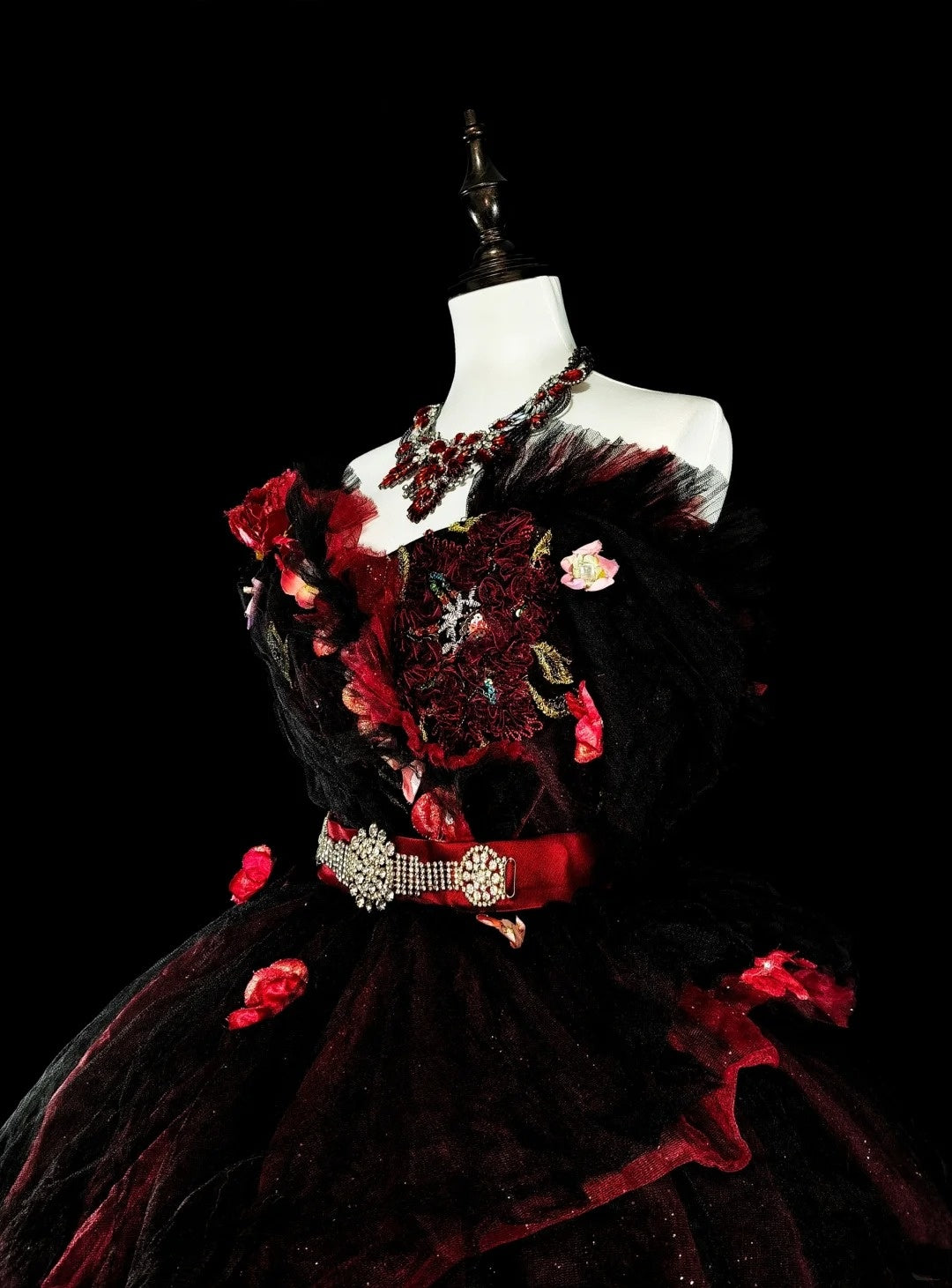 Robes de bal modestes Robe de bal bustier en tulle bordeaux avec applique longue robe de quinceañera N3066