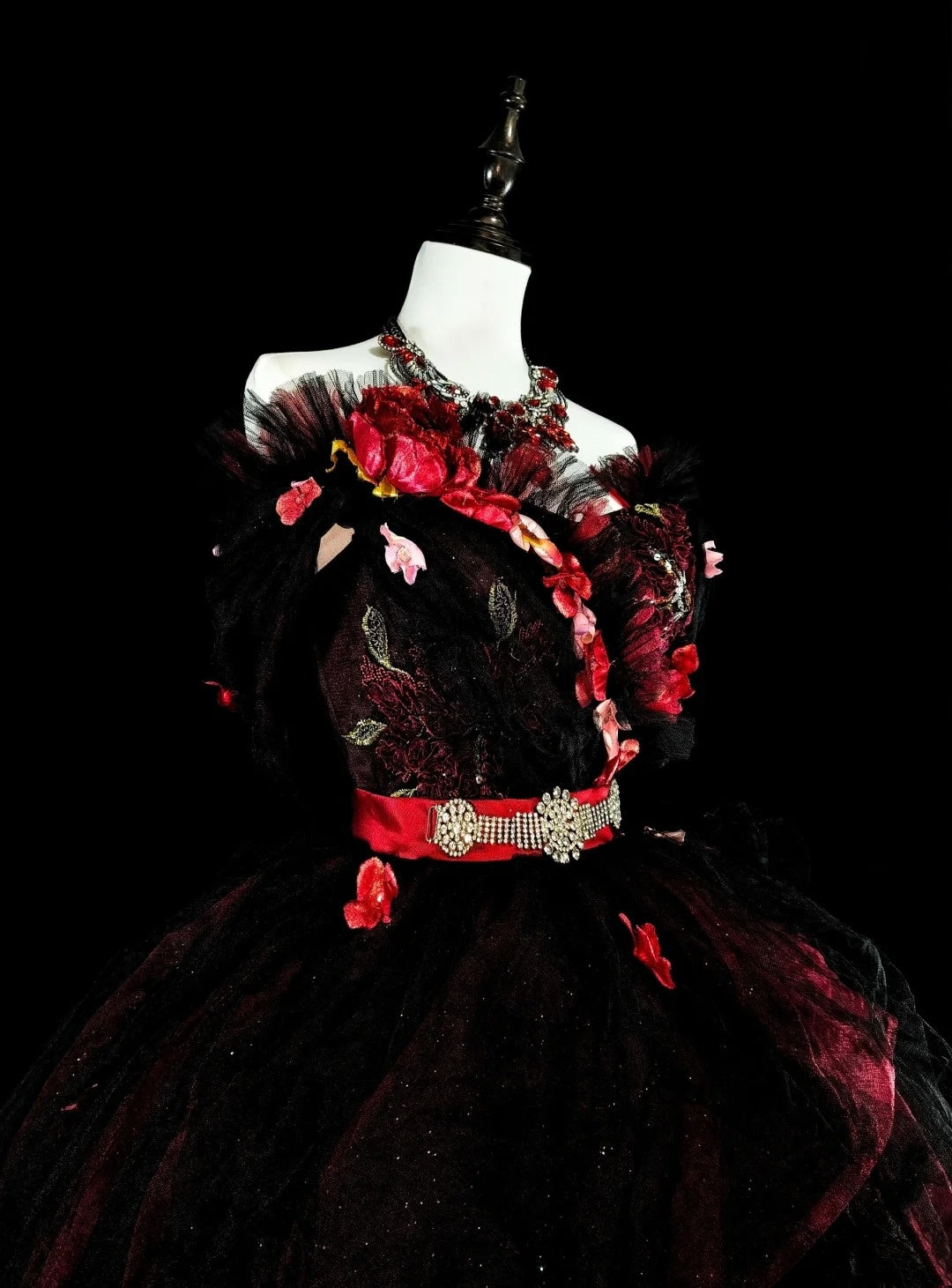 Robes de bal modestes Robe de bal bustier en tulle bordeaux avec applique longue robe de quinceañera N3066