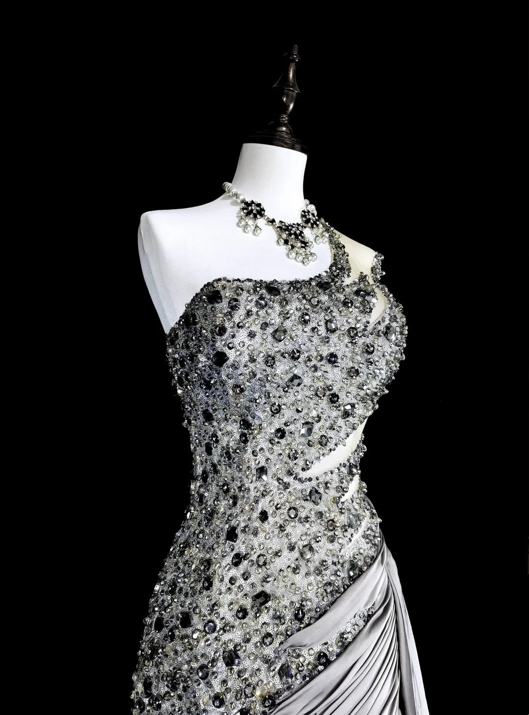 Robe de bal vintage sirène esthétique à une épaule en taffetas gris, inspiration classique avec cristaux et pierres précieuses N1999