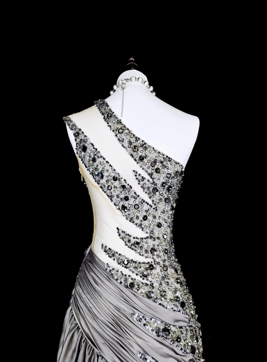 Robe de bal vintage sirène esthétique à une épaule en taffetas gris, inspiration classique avec cristaux et pierres précieuses N1999