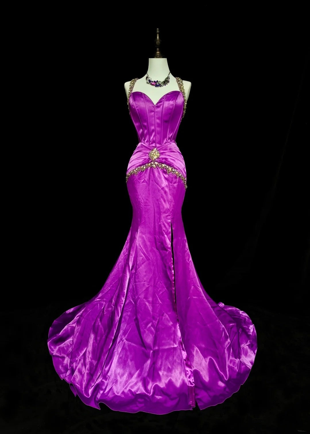 Robe de bal longue sirène plissée en satin couleur raisin, décolleté cœur, bretelles, style vintage années 1960, référence N1577