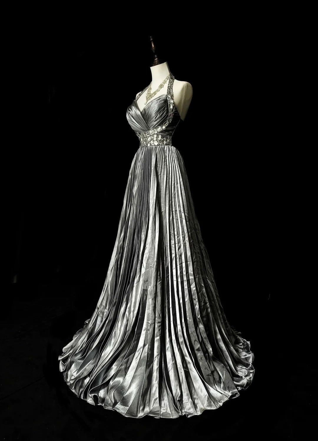 Robe de bal longue vintage années 1960, dos nu, sans manches, en satin plissé gris argenté, coupe trapèze, N1575