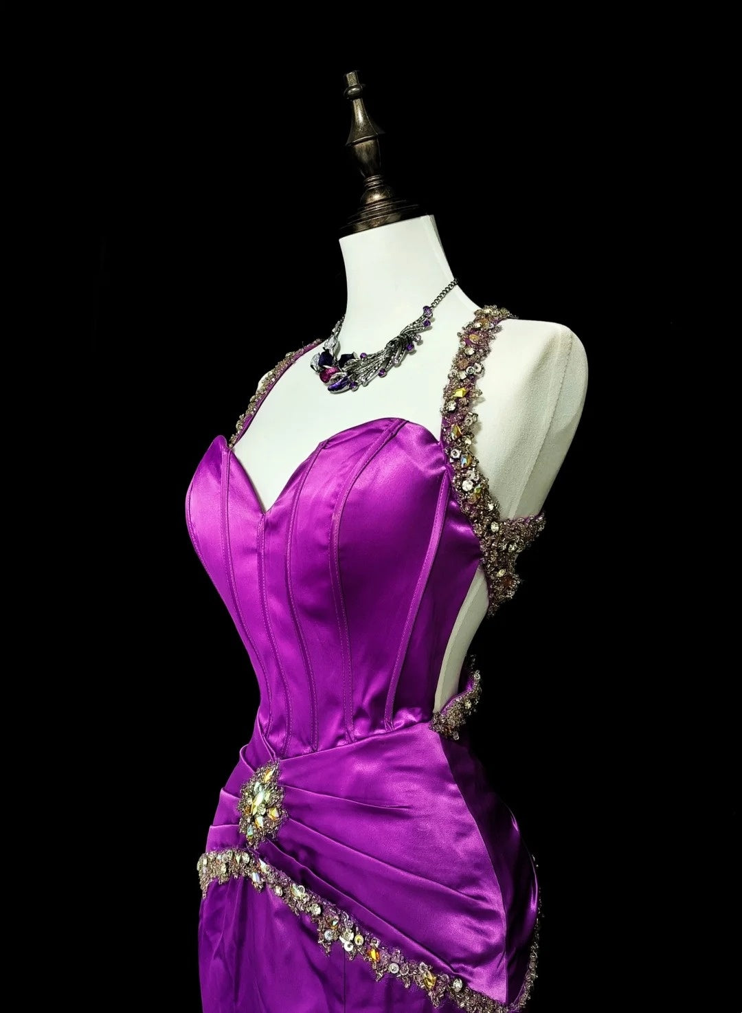 Robe de bal longue sirène plissée en satin couleur raisin, décolleté cœur, bretelles, style vintage années 1960, référence N1577