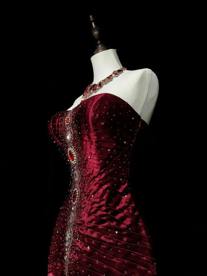 Robe de bal rétro sirène bustier cœur en satin bordeaux vin avec perles et sans manches, style années 70, robe de soirée longue et formelle N1493
