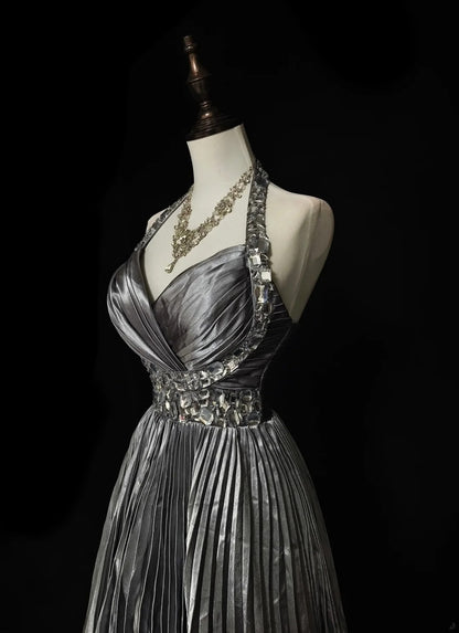 Robe de bal longue vintage années 1960, dos nu, sans manches, en satin plissé gris argenté, coupe trapèze, N1575