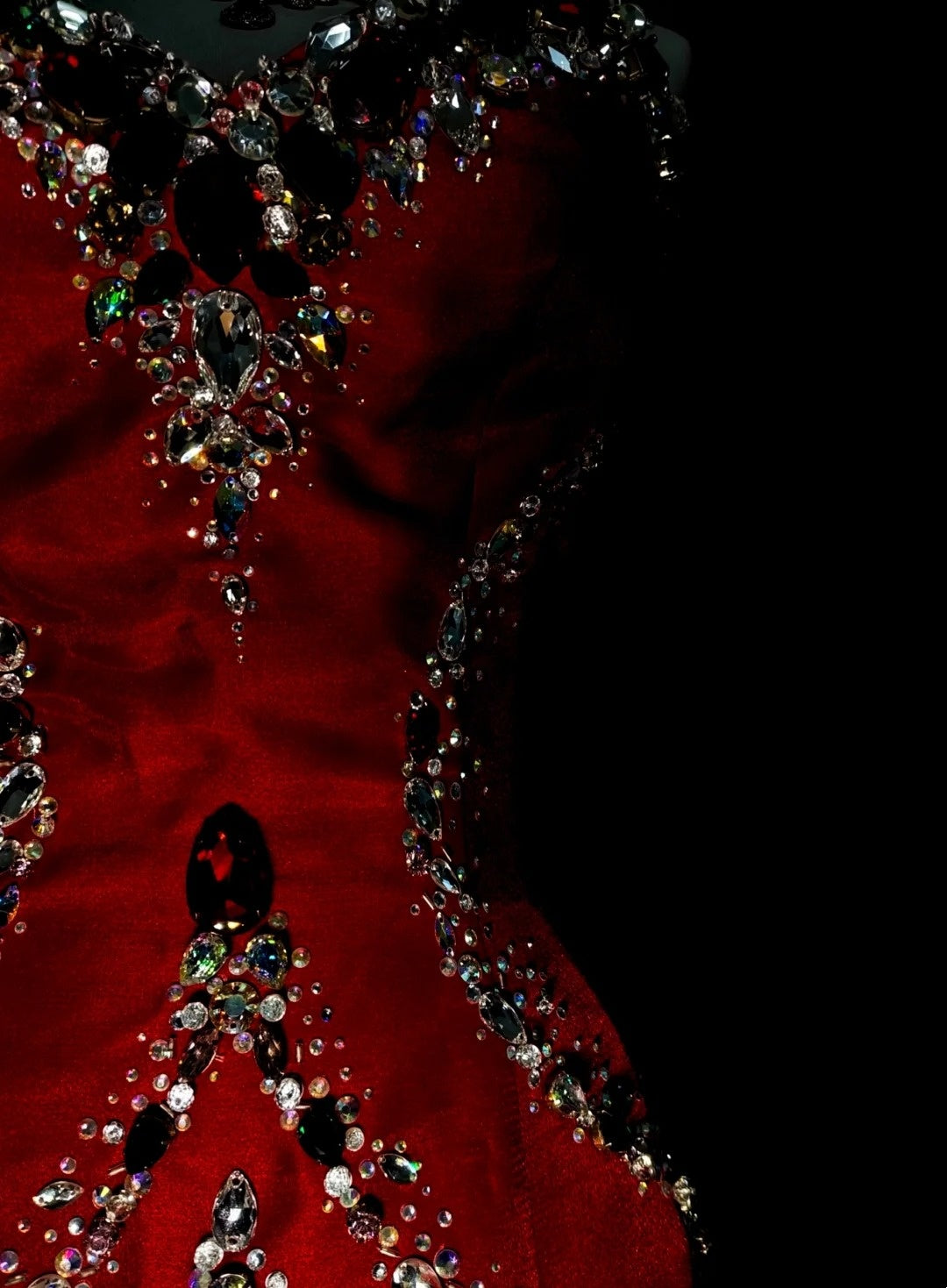 Robe de bal rétro sirène en satin rouge, décolleté cœur, ornée de perles et sans manches, style années 70, robe de soirée longue et élégante N1492